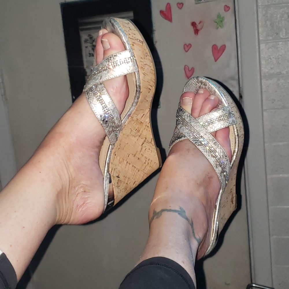 Like new guess wedges